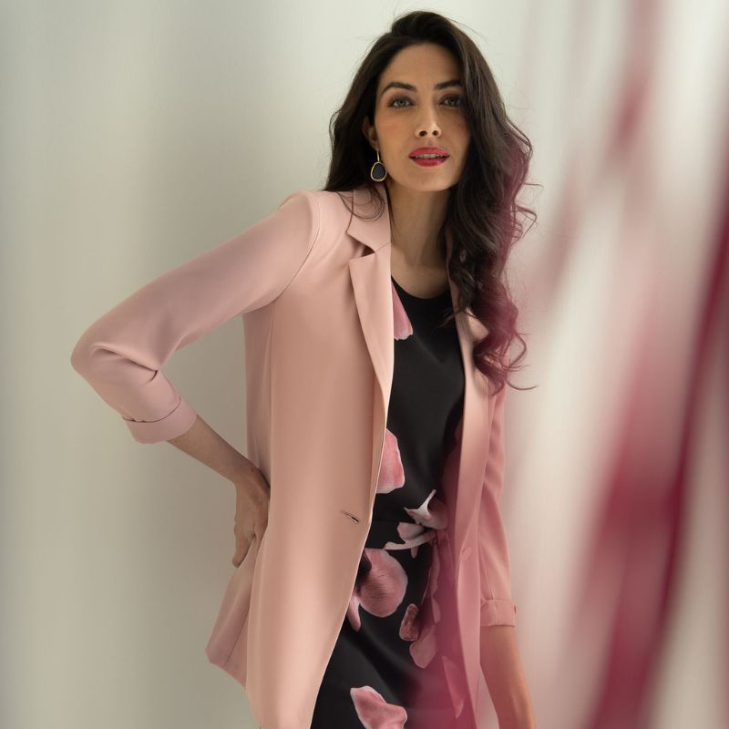 Primo piano di donna con outfit elegante da cerimonia